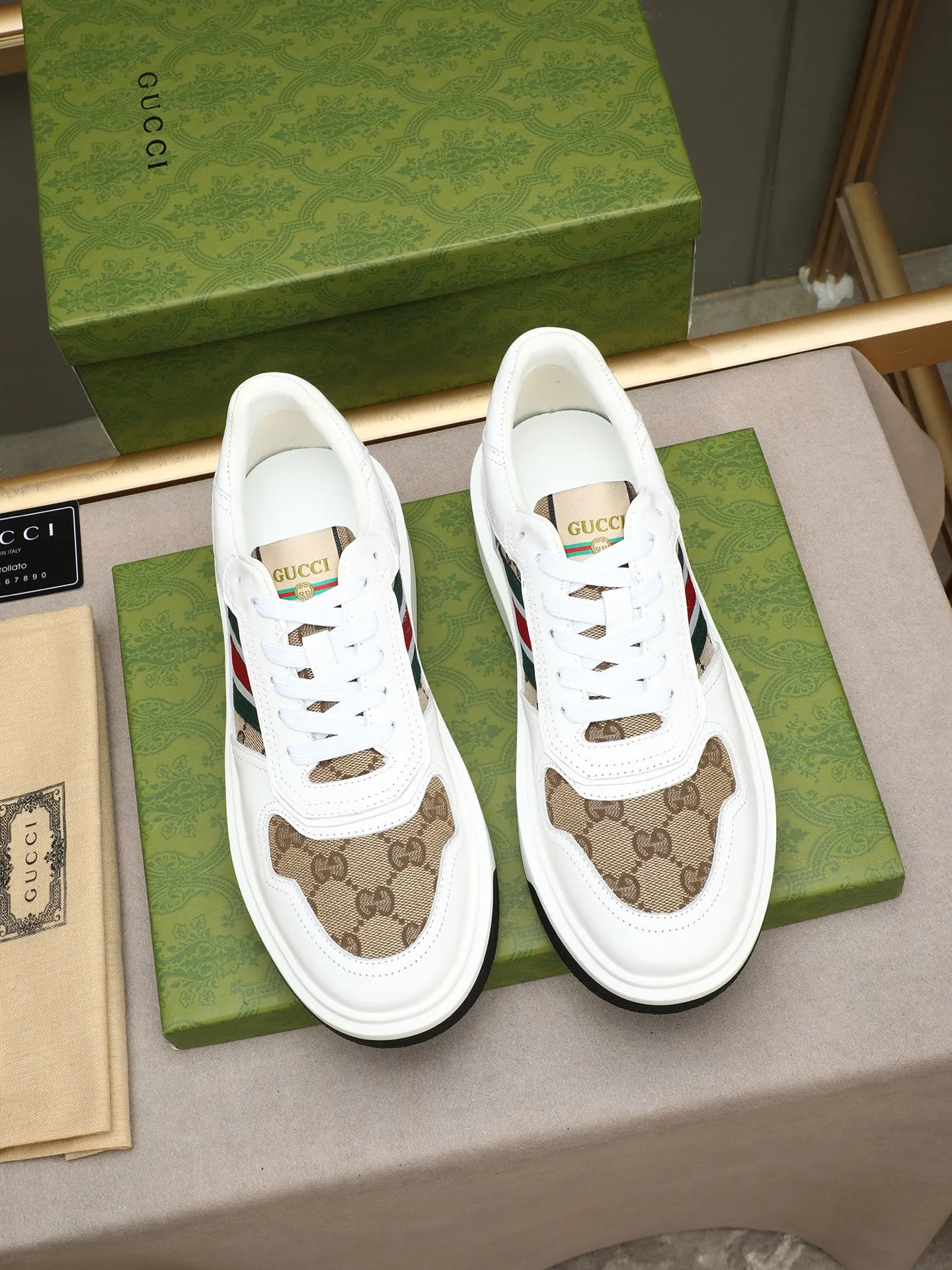 Men's shoes 💰480 New men's shoes GUCCI Fashion trend Made of first-layer calfskin ➕ washed sheep lining! The foot feels super comfortable and the workmanship is impeccable. Foam ultra-light outsole, size: 38-44 (45 customized) 3 colors to choose from!